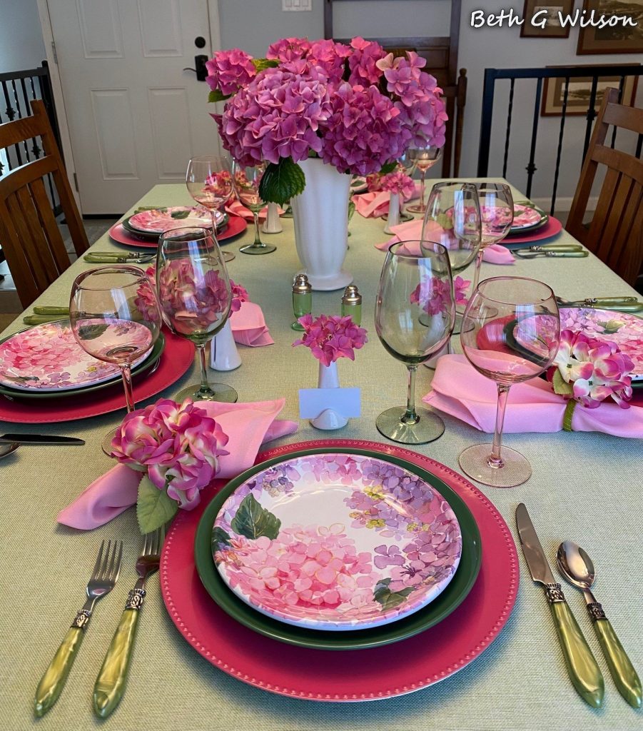 flower home decoration idea - table setting with hydrangea themed tablescape